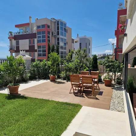 Luxury Modern Apt W Garden 3 Min Walk To Beach Spalato