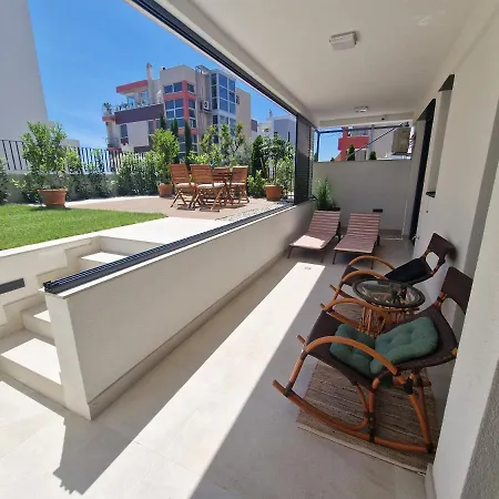 Luxury Modern Apt W Garden 3 Min Walk To Beach