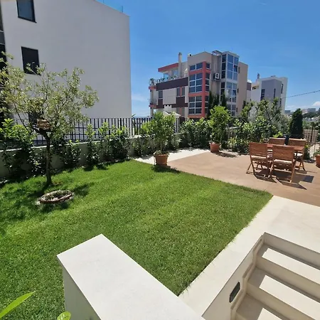 Luxury Modern Apt W Garden 3 Min Walk To Beach