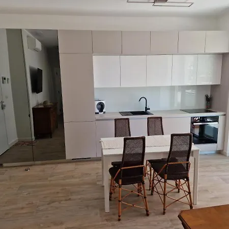 Apartment Luxury Modern Apt W Garden 3 Min Walk To Beach
