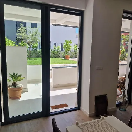 Luxury Modern Apt W Garden 3 Min Walk To Beach