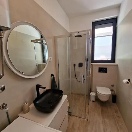 Apartment Luxury Modern Apt W Garden 3 Min Walk To Beach