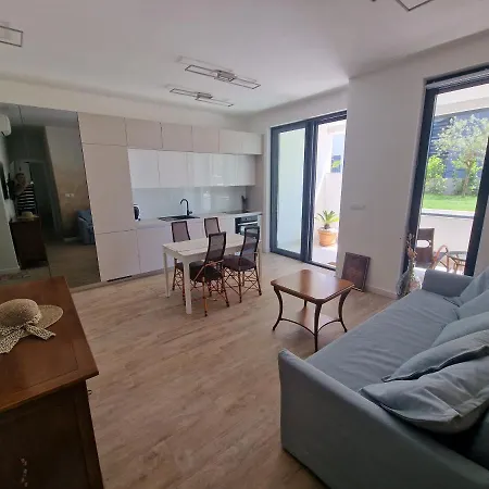 Luxury Modern Apt W Garden 3 Min Walk To Beach شقة سبليت