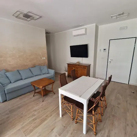 Luxury Modern Apt W Garden 3 Min Walk To Beach * 스플리트