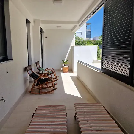 Luxury Modern Apt W Garden 3 Min Walk To Beach *