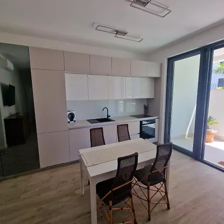 Luxury Modern Apt W Garden 3 Min Walk To Beach * 스플리트