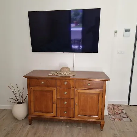 Luxury Modern Apt W Garden 3 Min Walk To Beach 아파트 *