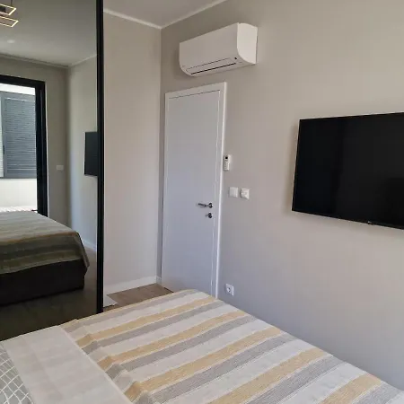 Luxury Modern Apt W Garden 3 Min Walk To Beach 아파트