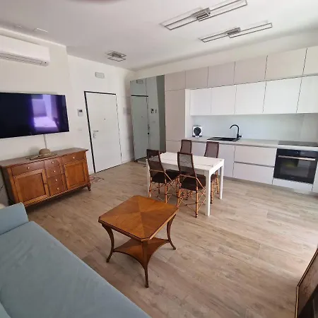 Luxury Modern Apt W Garden 3 Min Walk To Beach 아파트